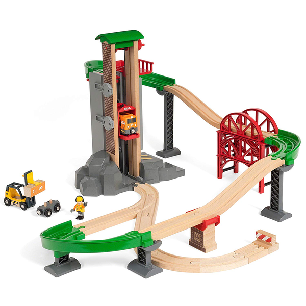 BRIO World Logisztikai raktár pálya lifttel