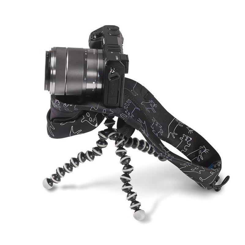 Miggö párnázott védőburkolat és csuklópánt SLR méretű gépekhez - Space zoo (M-MW-GW-SLR-PS-70)