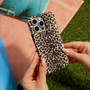 Burga Player Apple iPhone 15 Pro Hátlapvédő telefon tok - Leopárd mintás