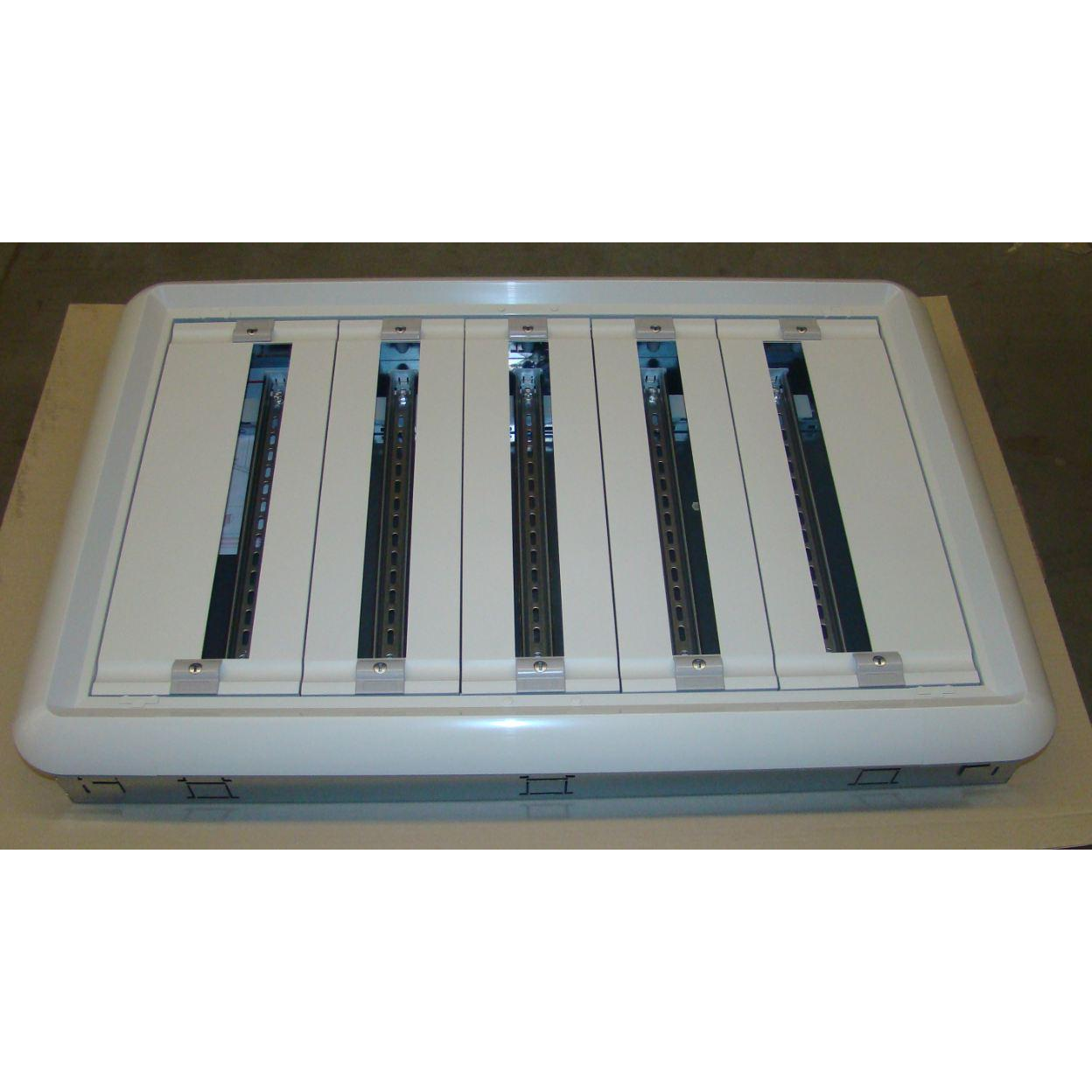 Rozvodnica Legrand 5x24 pod omietku, bez dvierok, IP30 IK07 XL3 160