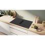 Стъклокерамичен плот Bosch PVQ811H26E Serie 6 с вградена вентилация, 80 см, 4 индукционни зони за готвене, контрол на температурата PerfectFry Plus, 622 m3/h мощност на извличане 7400 W, черен