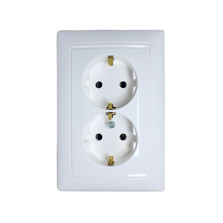 Legrand 774400 Valena 2 db 2P+F csatlakozós fali konnektor (774400)