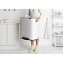 Brabantia Bo Pedal Bin pedálos hulladékgyűjtő szagmentesen záródó Soft-Close fedél, műanyag tartály, 60L - M méret, acél, fehér - 211300