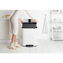 Brabantia Bo Pedal Bin pedálos hulladékgyűjtő szagmentesen záródó Soft-Close fedél, műanyag tartály, 60L - M méret, acél, fehér - 211300