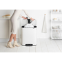 Brabantia Bo Pedal Bin pedálos hulladékgyűjtő szagmentesen záródó Soft-Close fedél, műanyag tartály, 60L - M méret, acél, fehér - 211300