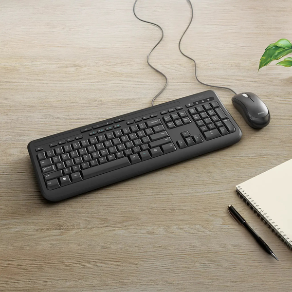 Incase Designed by Microsoft Wired Desktop 600 tastiera Mouse incluso Universale USB QWERTY Inglese UK Nero
