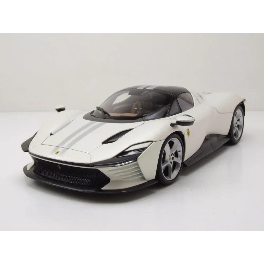 Bburago Ferrari Daytona SP3, Weiß 1:18 Autómodell (S8906085)