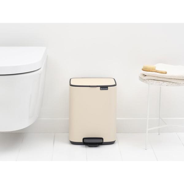 Brabantia Bo Pedal Bin pedálos hulladékgyűjtő szagmentesen záródó Soft-Close fedél, karcsú, négyzetes forma, műanyag tartály, 7L - B méret, acél, világos bézs - 237928