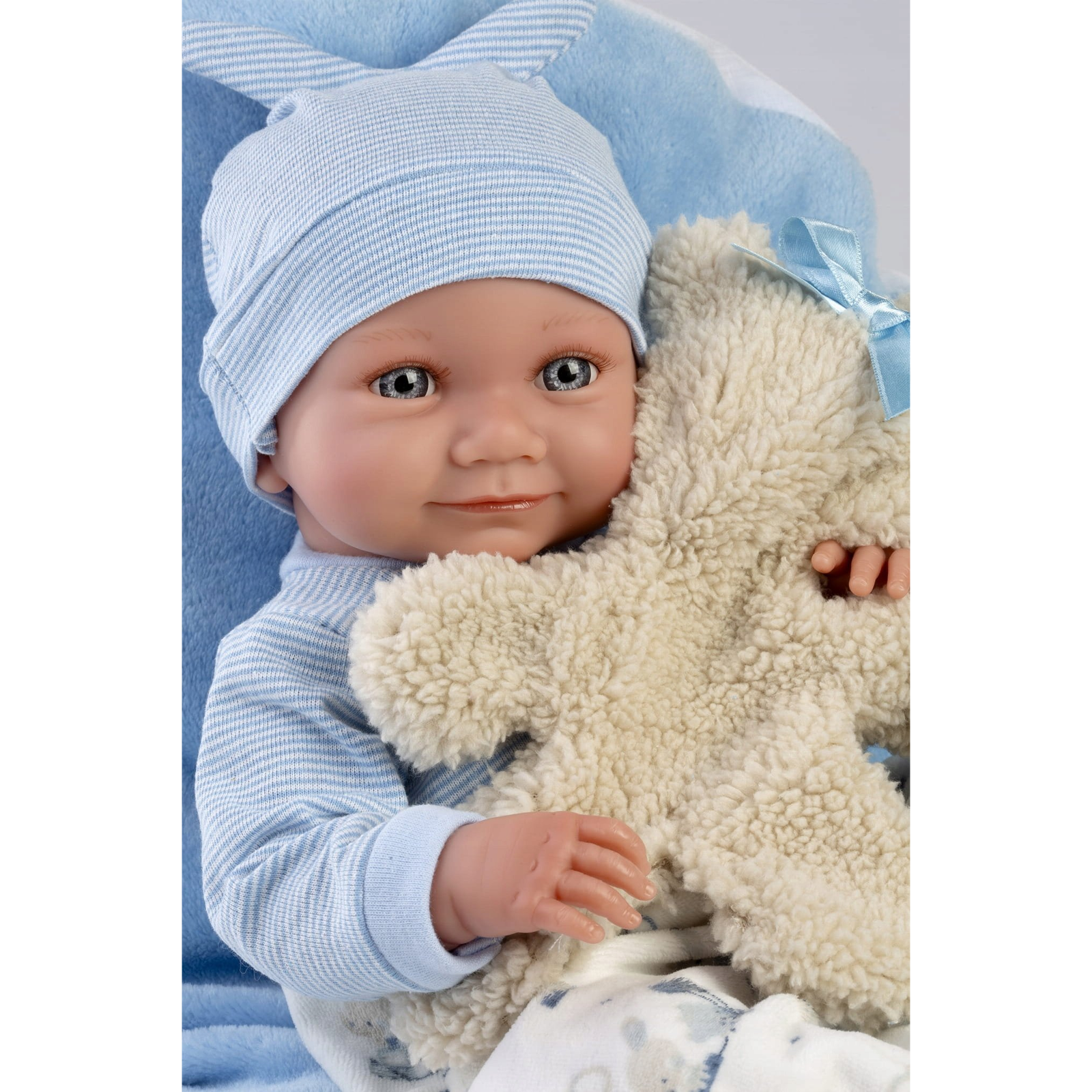 Llorens: Nico 40cm-es újszülött baba macival és kék ágyikóval ( )
