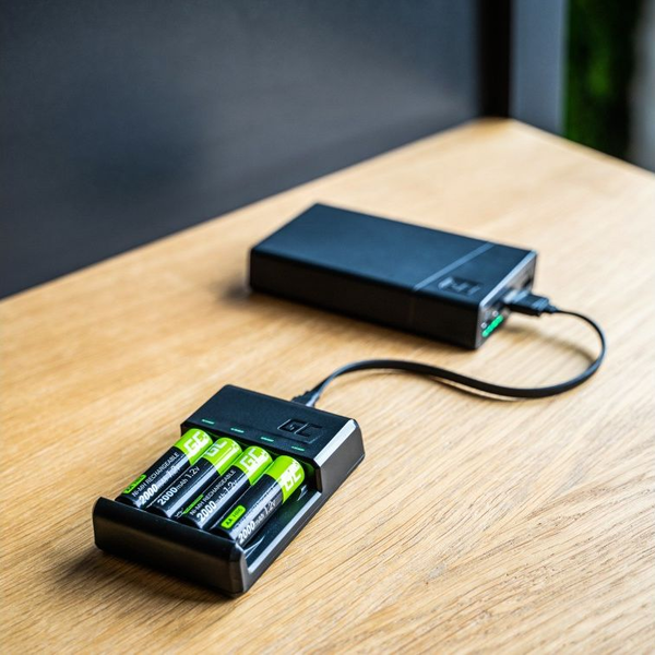 Nabíječka Green Cell VitalCharger pro AA a AAA baterie